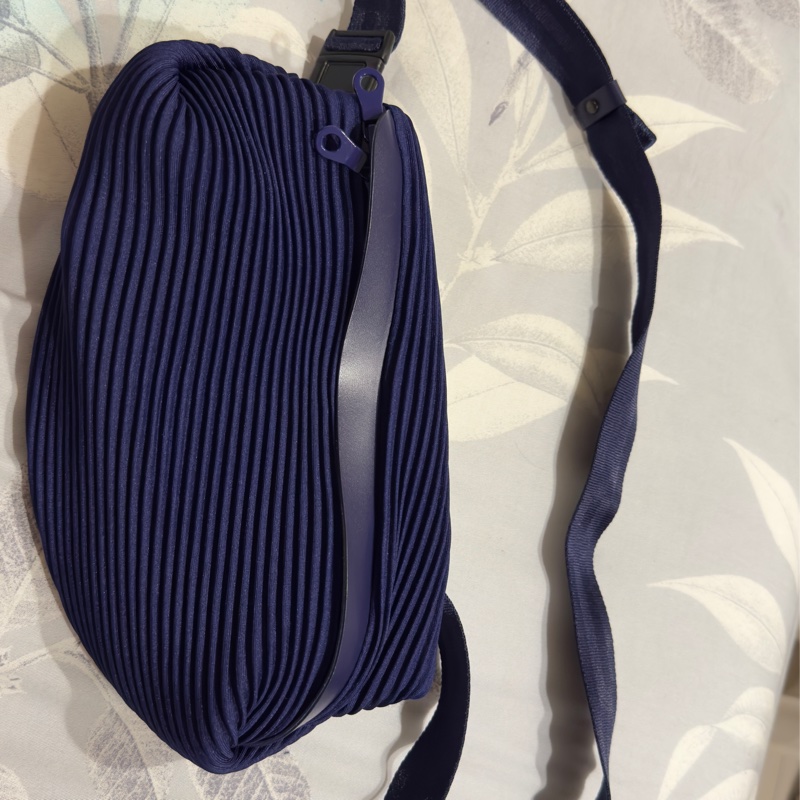 三宅一生皺摺包分享 pp 系 藍紫色 腰包-1