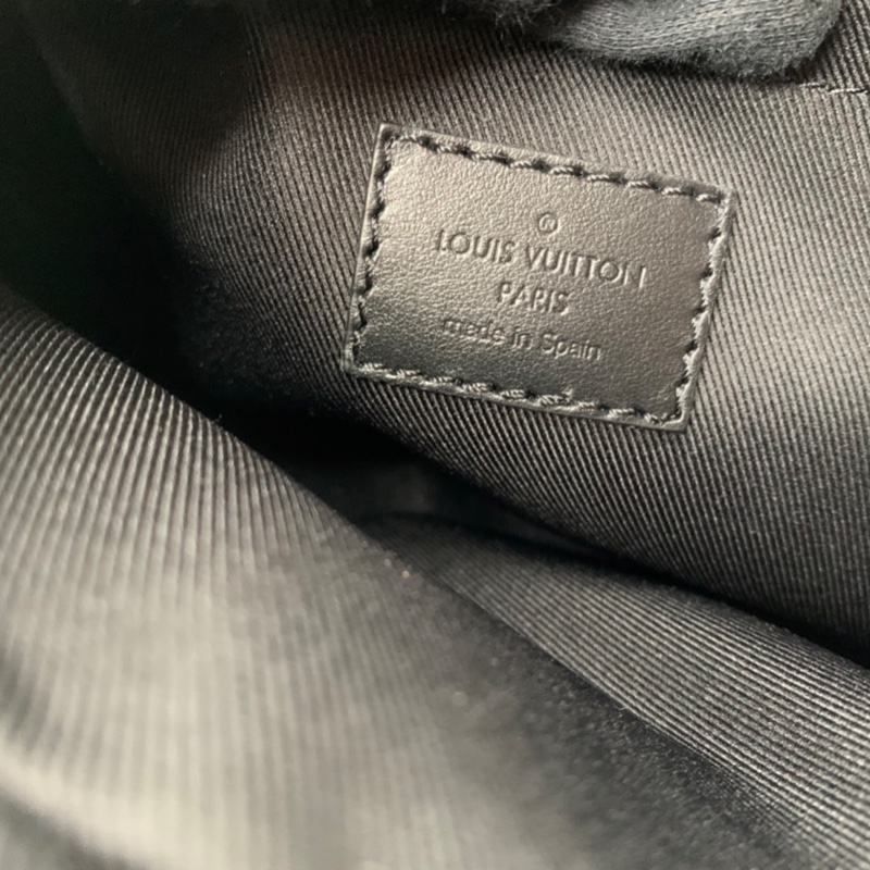 LV 全新Steamer全皮革郵差包-9