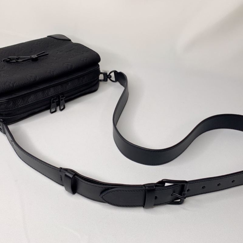 LV 全新Steamer全皮革郵差包-11