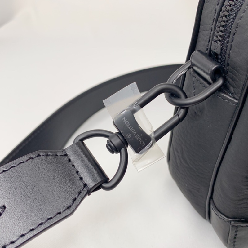 LV 全新Steamer全皮革郵差包-12