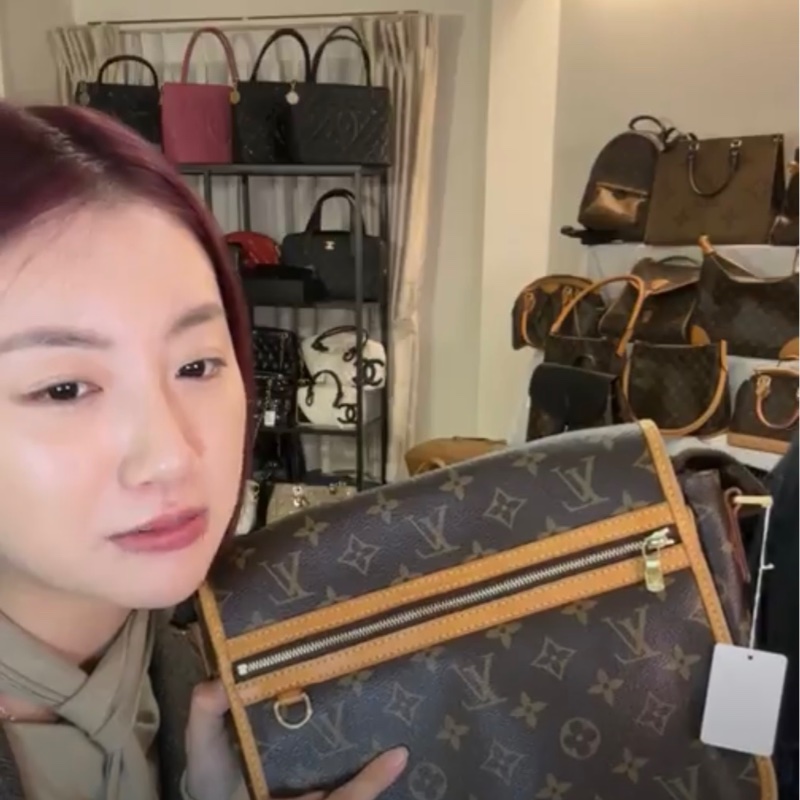 LV老花斜背包 郵差包 記者包-1