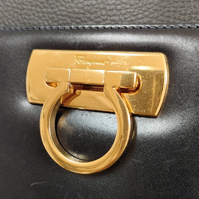 Ferragamo經典鎖頭牛皮鏈條包-6