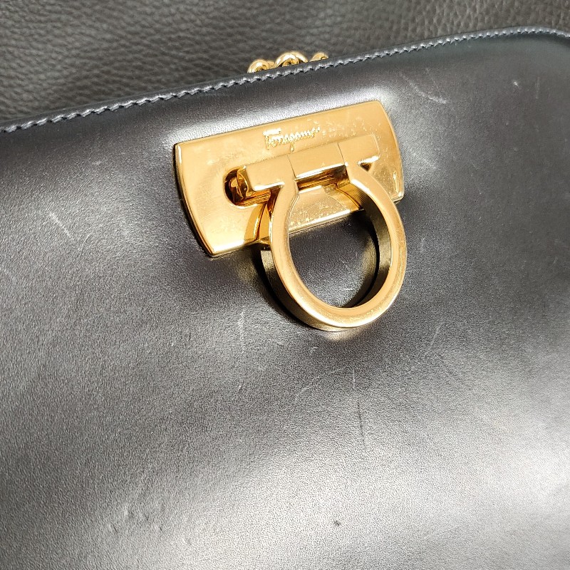 Ferragamo經典鎖頭牛皮鏈條包-9