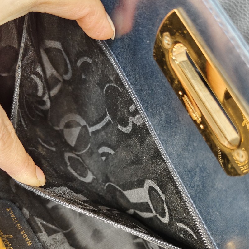 Ferragamo經典鎖頭牛皮鏈條包-16