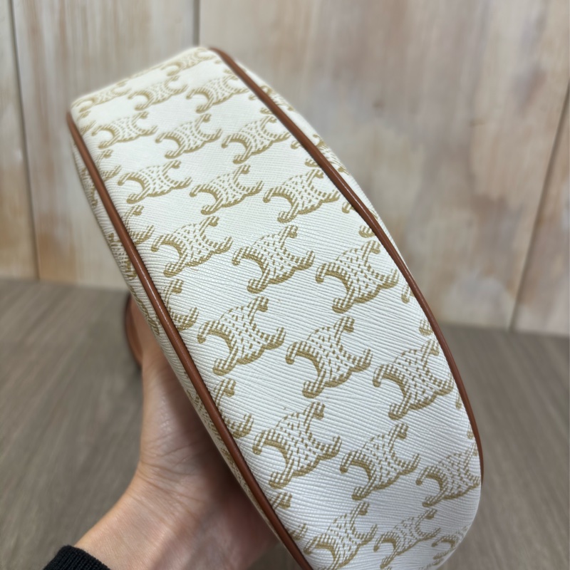 CELINE AVA TRIOMPHE 193952 米色 咖皮 凱旋門 腋下包 彎月包 肩背包 牛角包 可頌包-13