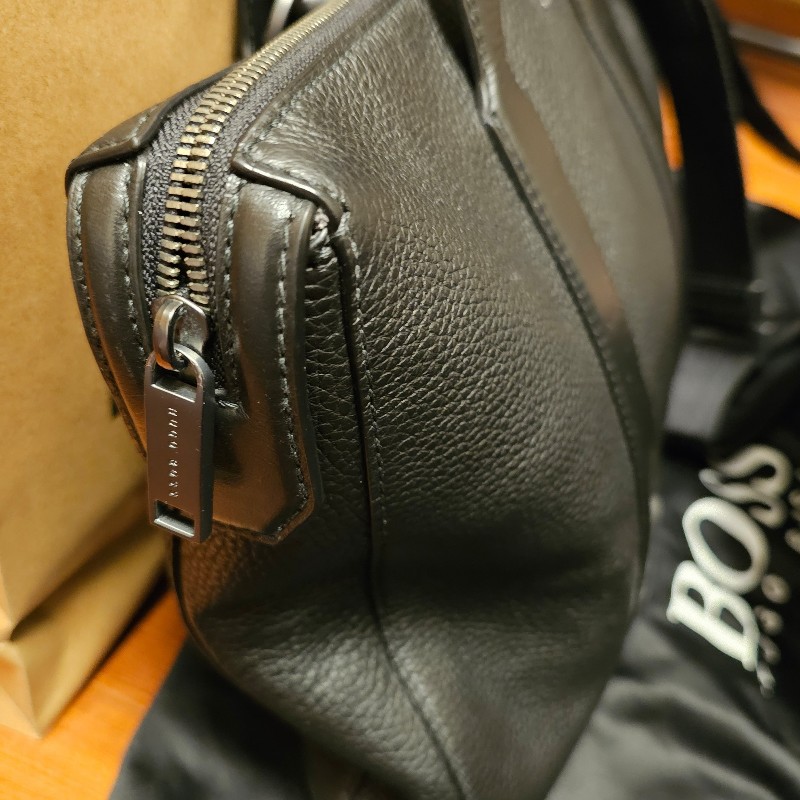 Hugo Boss Helios 粒面牛皮公事包-13