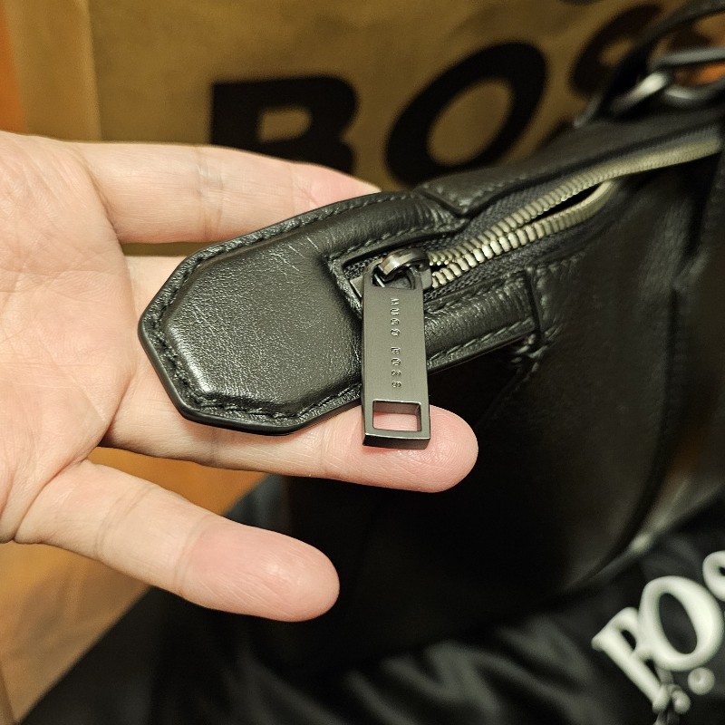 Hugo Boss Helios 粒面牛皮公事包-21