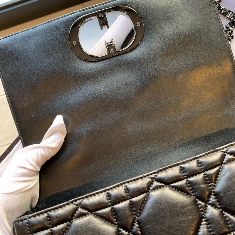 Dior Caro 銀灰釦菱格紋翻蓋中款肩背/斜背鍊包(黑色)-1