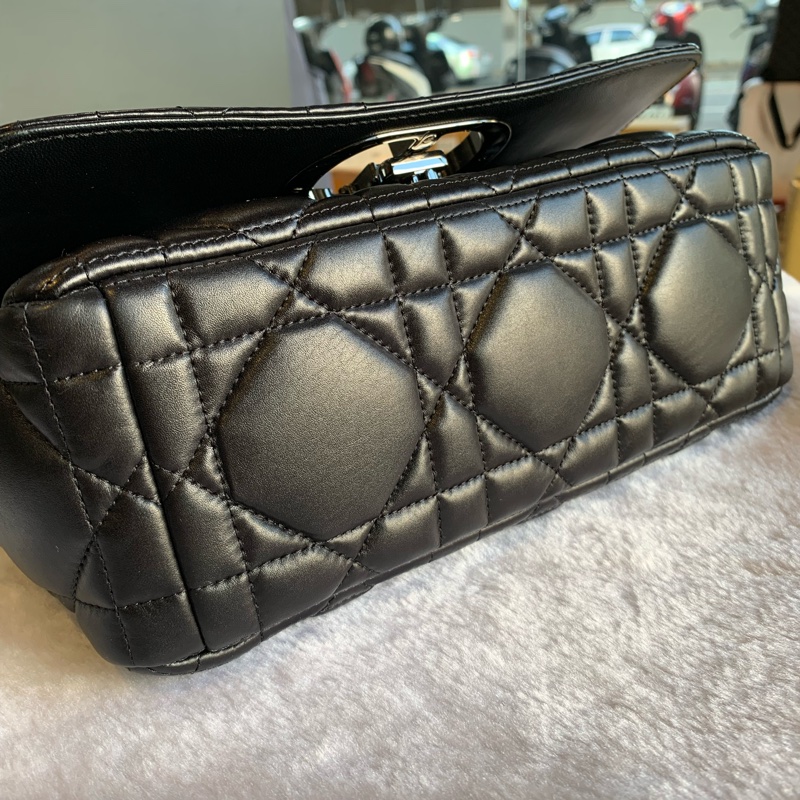 Dior Caro 銀灰釦菱格紋翻蓋中款肩背/斜背鍊包(黑色)-3