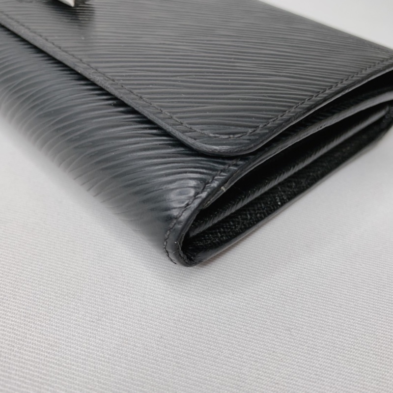 LV Twist經典EPI水波紋銀扣翻蓋長夾-16