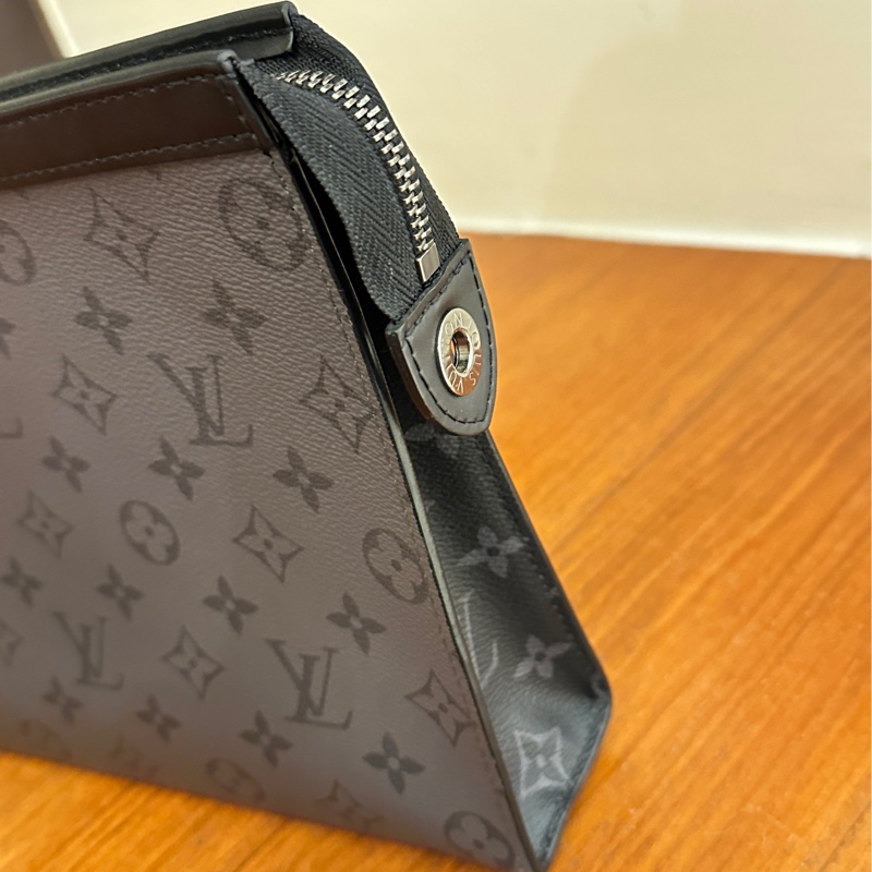 LV 黑灰花紋手拿包-1