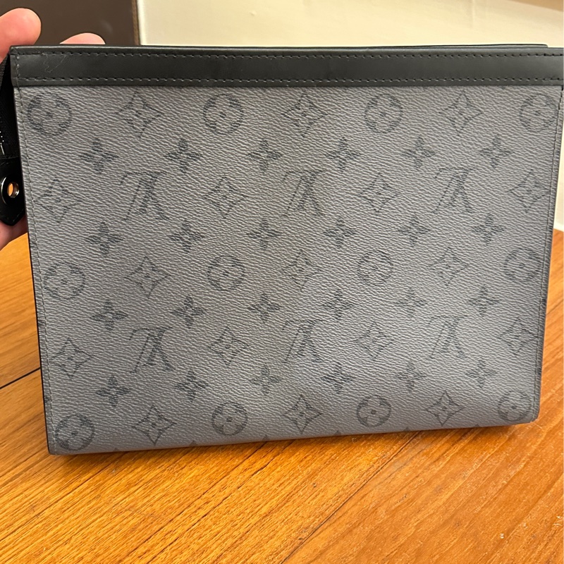 LV 黑灰花紋手拿包-3