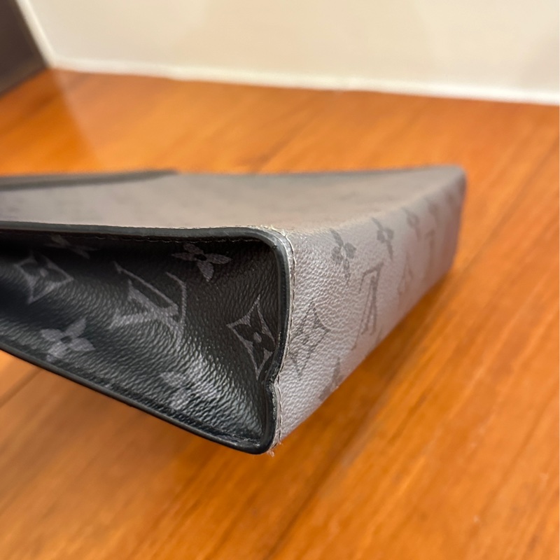 LV 黑灰花紋手拿包-4