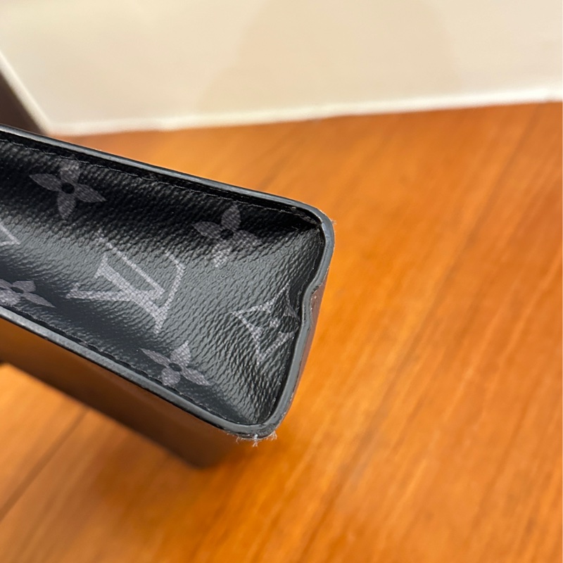 LV 黑灰花紋手拿包-5