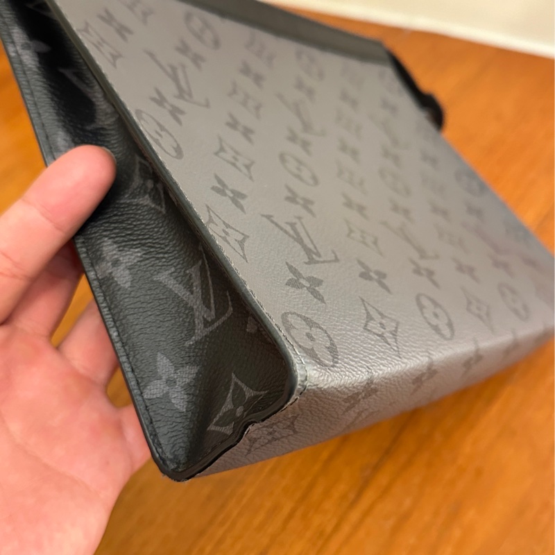 LV 黑灰花紋手拿包-6