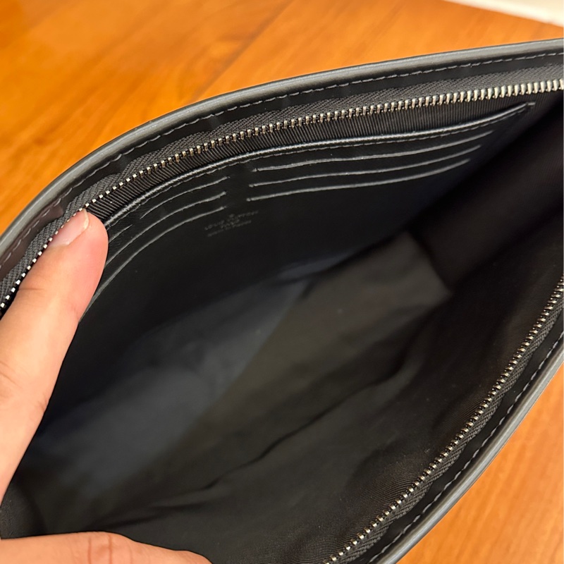 LV 黑灰花紋手拿包-10