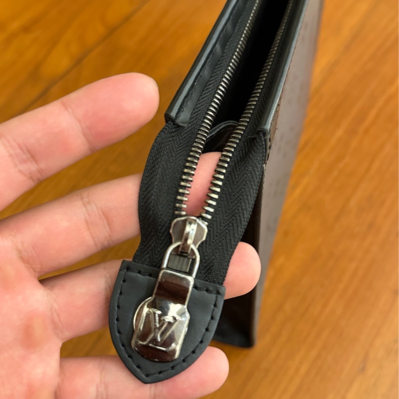 LV 黑灰花紋手拿包-14