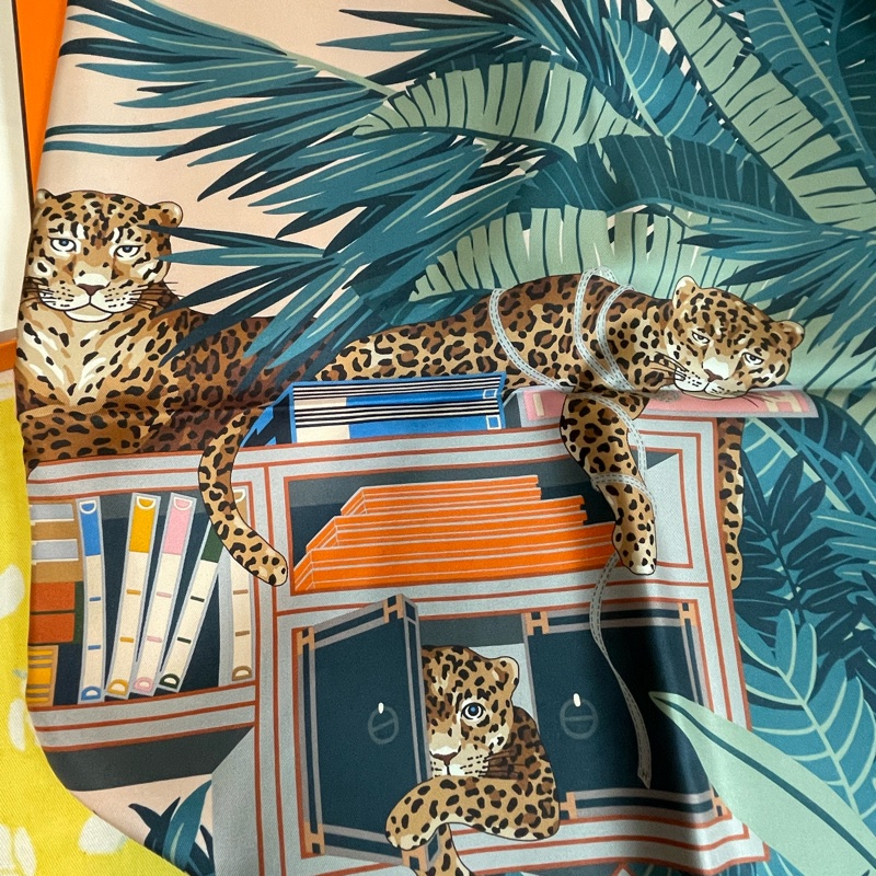 hermes les 12 leopards shawl