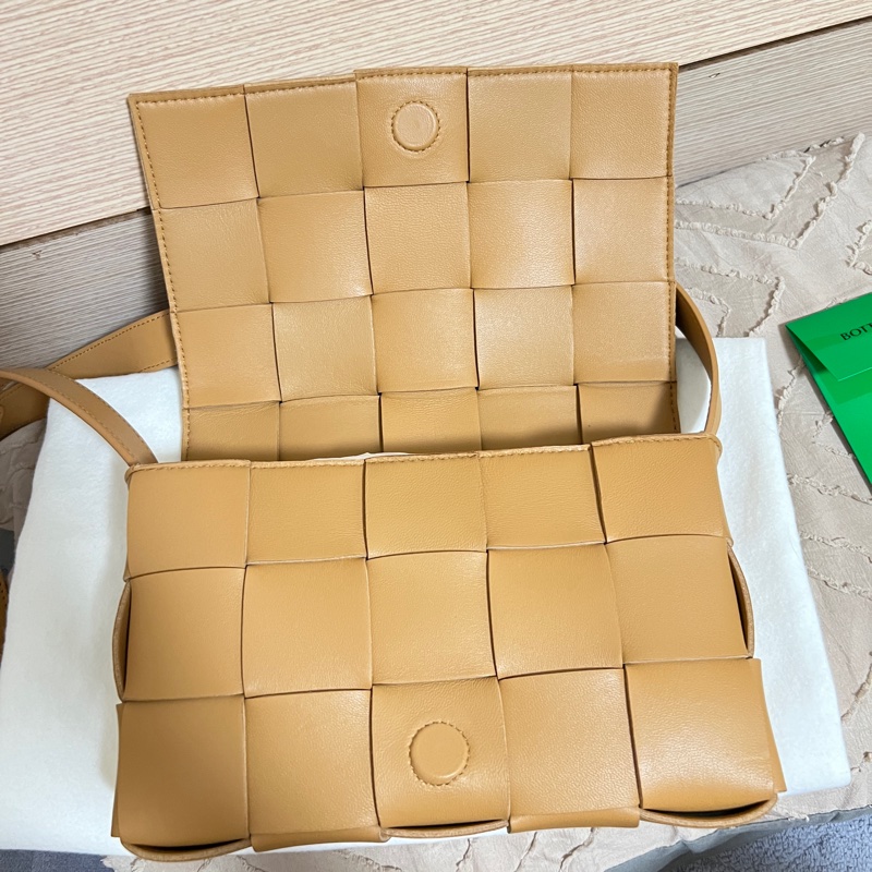 Bottega Veneta Cassette 5*3格 駝色-1