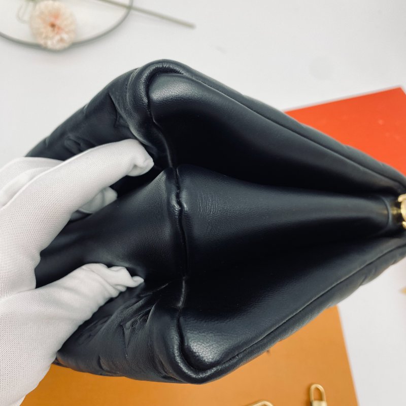 Louis Vuitton Coussin MM 黑色 小羊皮壓紋 枕頭包 兩用 手拿/肩背包-4