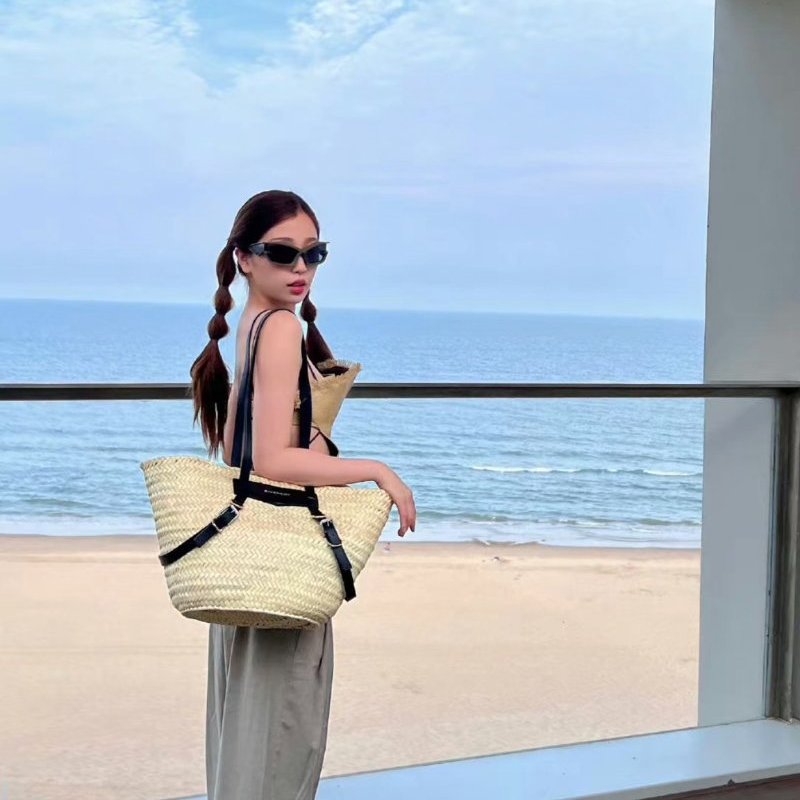 Givenchy 中款 Voyou 皮帶釦環草編包 米色《2024季度新品》-5