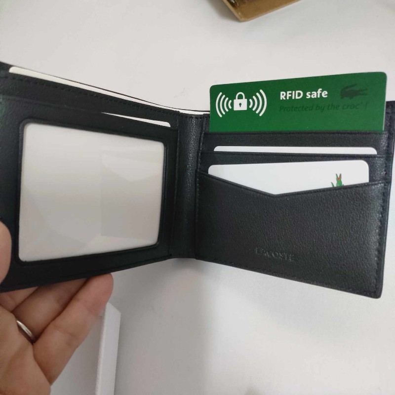 【Lacoste Outlet】男

款 防盜皮革雙折短夾

- INTERIOR CARD

SLOT FOLDABLE

WALLET 黑-4