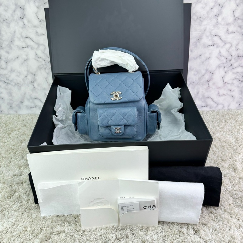 香奈兒  CHANEL 23k 藍灰色霧霾藍荔枝牛皮金釦後背包  坦克包  炸藥包  雙肩後背包    ⭕️台灣購買證明正本⭕️全新閒置品⭕️芯片款⭕️膠膜未撕⭕️-0