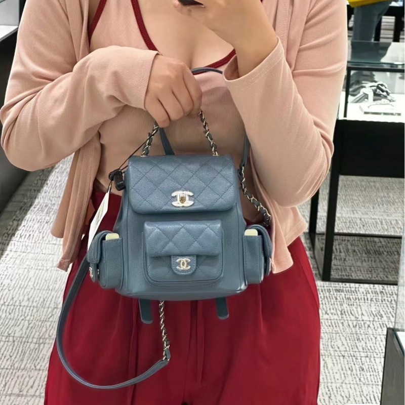香奈兒  CHANEL 23k 藍灰色霧霾藍荔枝牛皮金釦後背包  坦克包  炸藥包  雙肩後背包    ⭕️台灣購買證明正本⭕️全新閒置品⭕️芯片款⭕️膠膜未撕⭕️-1
