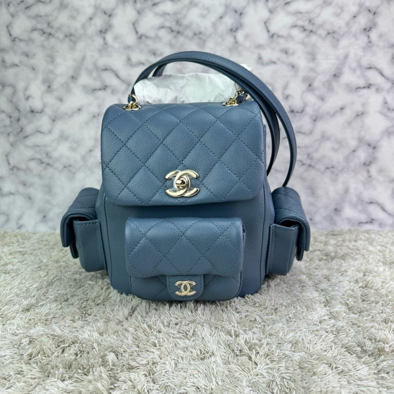 香奈兒  CHANEL 23k 藍灰色霧霾藍荔枝牛皮金釦後背包  坦克包  炸藥包  雙肩後背包    ⭕️台灣購買證明正本⭕️全新閒置品⭕️芯片款⭕️膠膜未撕⭕️-5