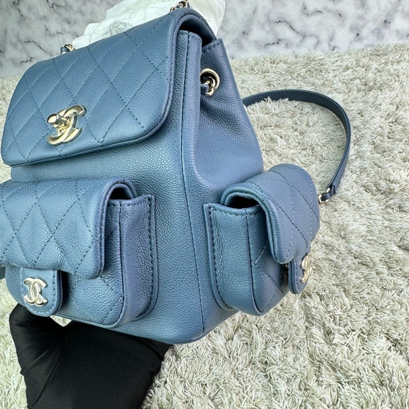 香奈兒  CHANEL 23k 藍灰色霧霾藍荔枝牛皮金釦後背包  坦克包  炸藥包  雙肩後背包    ⭕️台灣購買證明正本⭕️全新閒置品⭕️芯片款⭕️膠膜未撕⭕️-9