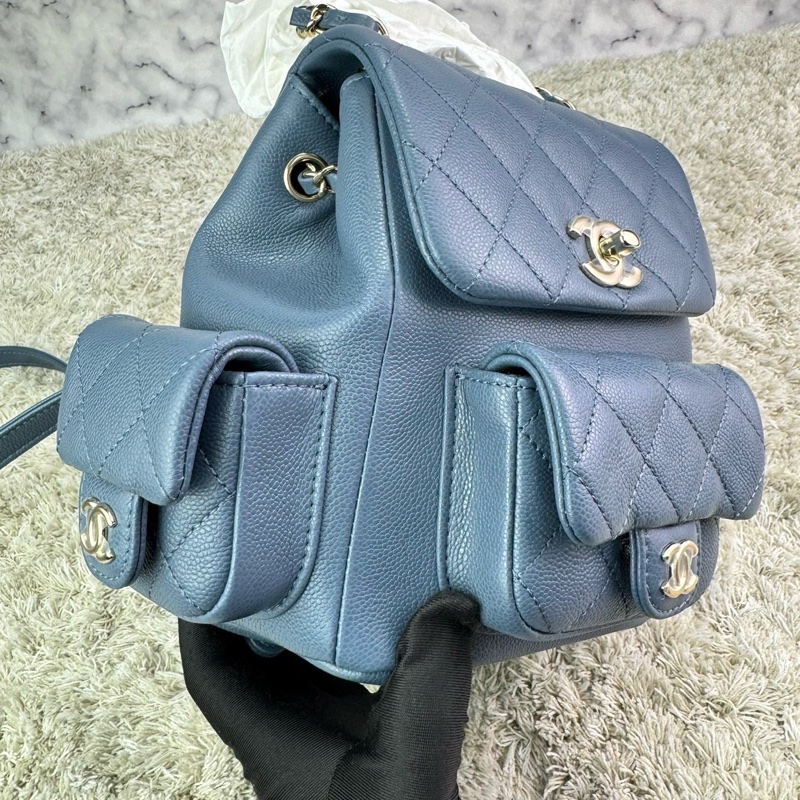 香奈兒  CHANEL 23k 藍灰色霧霾藍荔枝牛皮金釦後背包  坦克包  炸藥包  雙肩後背包    ⭕️台灣購買證明正本⭕️全新閒置品⭕️芯片款⭕️膠膜未撕⭕️-10