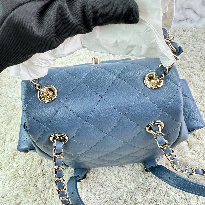 香奈兒  CHANEL 23k 藍灰色霧霾藍荔枝牛皮金釦後背包  坦克包  炸藥包  雙肩後背包    ⭕️台灣購買證明正本⭕️全新閒置品⭕️芯片款⭕️膠膜未撕⭕️-16