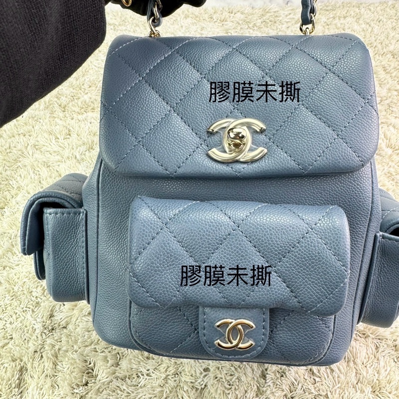香奈兒  CHANEL 23k 藍灰色霧霾藍荔枝牛皮金釦後背包  坦克包  炸藥包  雙肩後背包    ⭕️台灣購買證明正本⭕️全新閒置品⭕️芯片款⭕️膠膜未撕⭕️-17