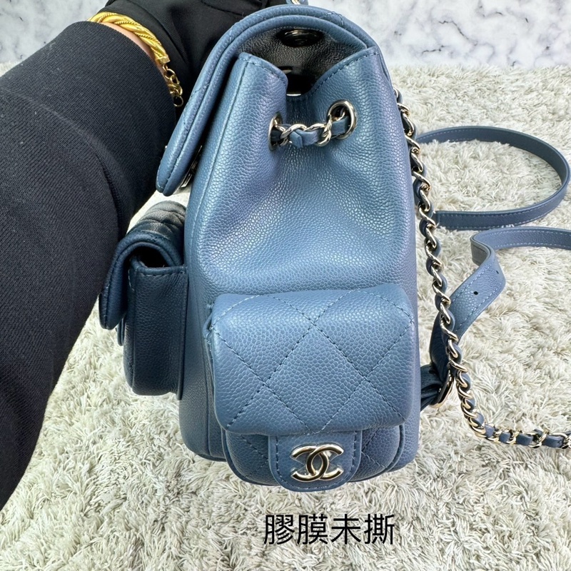 香奈兒  CHANEL 23k 藍灰色霧霾藍荔枝牛皮金釦後背包  坦克包  炸藥包  雙肩後背包    ⭕️台灣購買證明正本⭕️全新閒置品⭕️芯片款⭕️膠膜未撕⭕️-18