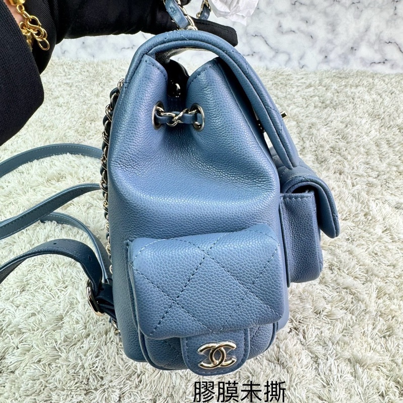 香奈兒  CHANEL 23k 藍灰色霧霾藍荔枝牛皮金釦後背包  坦克包  炸藥包  雙肩後背包    ⭕️台灣購買證明正本⭕️全新閒置品⭕️芯片款⭕️膠膜未撕⭕️-19