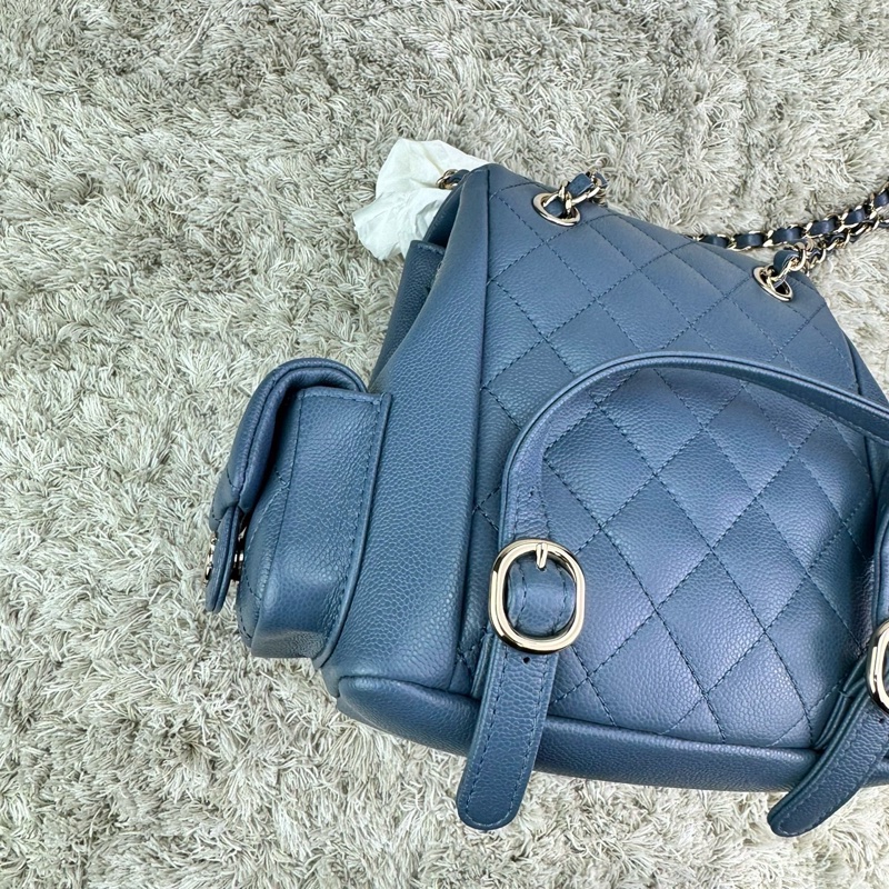 香奈兒  CHANEL 23k 藍灰色霧霾藍荔枝牛皮金釦後背包  坦克包  炸藥包  雙肩後背包    ⭕️台灣購買證明正本⭕️全新閒置品⭕️芯片款⭕️膠膜未撕⭕️-22