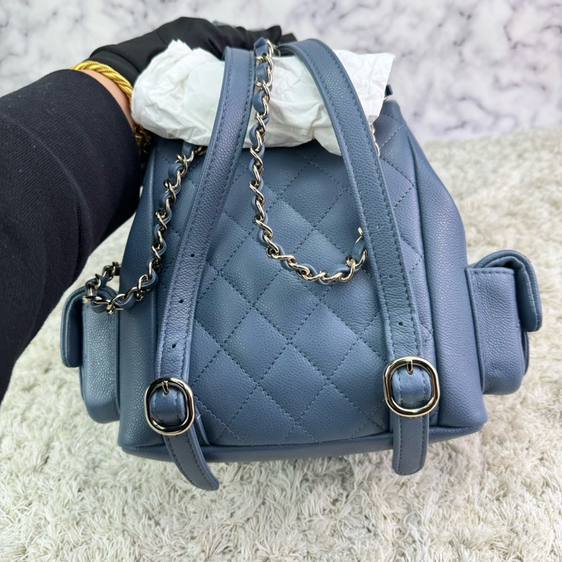 香奈兒  CHANEL 23k 藍灰色霧霾藍荔枝牛皮金釦後背包  坦克包  炸藥包  雙肩後背包    ⭕️台灣購買證明正本⭕️全新閒置品⭕️芯片款⭕️膠膜未撕⭕️-23