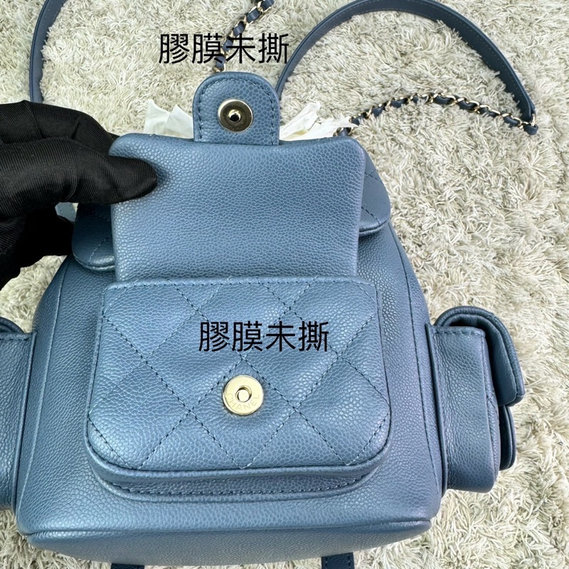 香奈兒  CHANEL 23k 藍灰色霧霾藍荔枝牛皮金釦後背包  坦克包  炸藥包  雙肩後背包    ⭕️台灣購買證明正本⭕️全新閒置品⭕️芯片款⭕️膠膜未撕⭕️-25