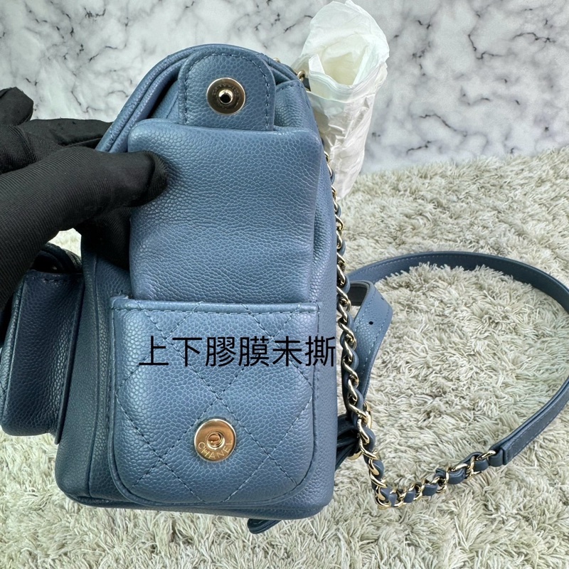 香奈兒  CHANEL 23k 藍灰色霧霾藍荔枝牛皮金釦後背包  坦克包  炸藥包  雙肩後背包    ⭕️台灣購買證明正本⭕️全新閒置品⭕️芯片款⭕️膠膜未撕⭕️-27