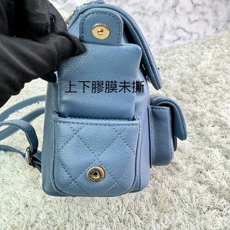 香奈兒  CHANEL 23k 藍灰色霧霾藍荔枝牛皮金釦後背包  坦克包  炸藥包  雙肩後背包    ⭕️台灣購買證明正本⭕️全新閒置品⭕️芯片款⭕️膠膜未撕⭕️-29