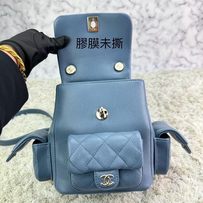 香奈兒  CHANEL 23k 藍灰色霧霾藍荔枝牛皮金釦後背包  坦克包  炸藥包  雙肩後背包    ⭕️台灣購買證明正本⭕️全新閒置品⭕️芯片款⭕️膠膜未撕⭕️-32