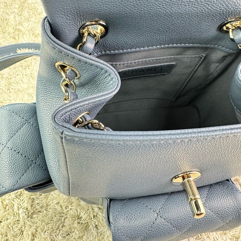 香奈兒  CHANEL 23k 藍灰色霧霾藍荔枝牛皮金釦後背包  坦克包  炸藥包  雙肩後背包    ⭕️台灣購買證明正本⭕️全新閒置品⭕️芯片款⭕️膠膜未撕⭕️-34