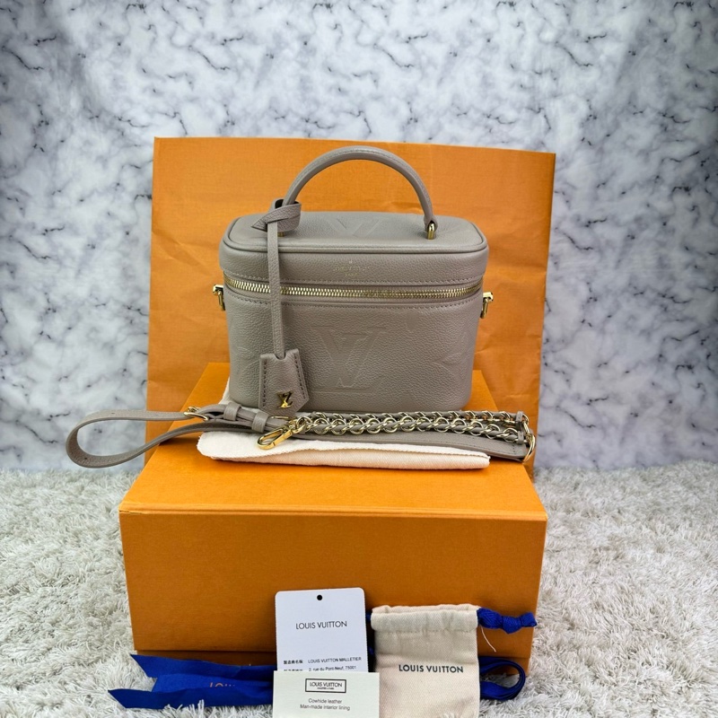 LV  M45608 VANITY PM系列Monogram壓花粒面牛皮手提/斜背包(米灰色）  ⭕️網路參考價$119800元⭕️-0