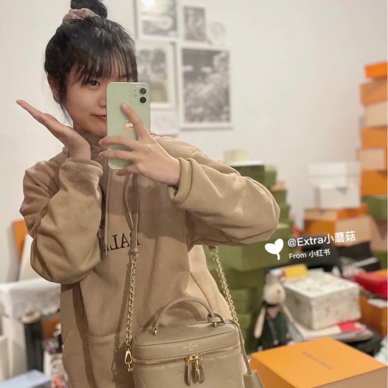 LV  M45608 VANITY PM系列Monogram壓花粒面牛皮手提/斜背包(米灰色）  ⭕️網路參考價$119800元⭕️-2