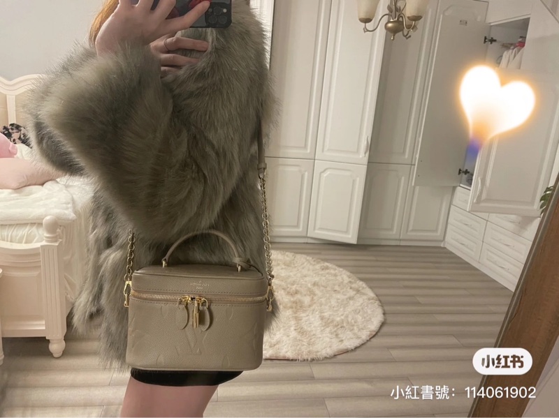 LV  M45608 VANITY PM系列Monogram壓花粒面牛皮手提/斜背包(米灰色）  ⭕️網路參考價$119800元⭕️-3