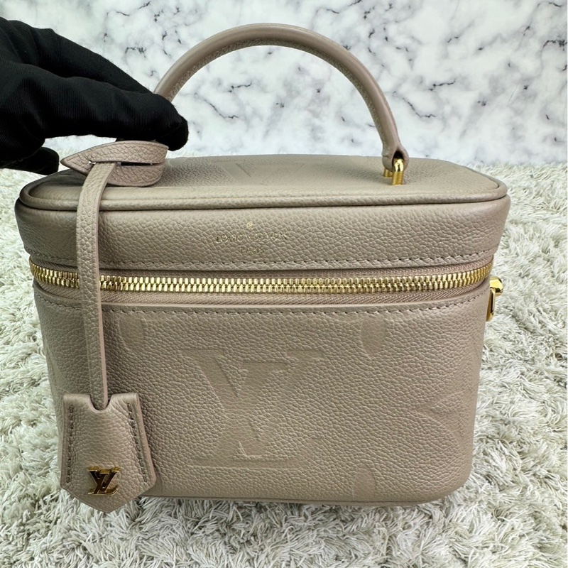 LV  M45608 VANITY PM系列Monogram壓花粒面牛皮手提/斜背包(米灰色）  ⭕️網路參考價$119800元⭕️-6
