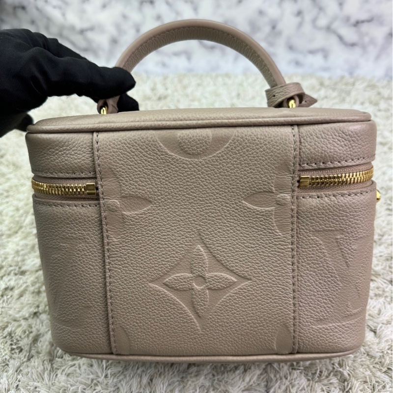 LV  M45608 VANITY PM系列Monogram壓花粒面牛皮手提/斜背包(米灰色）  ⭕️網路參考價$119800元⭕️-9
