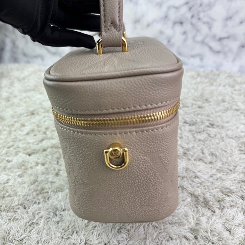 LV  M45608 VANITY PM系列Monogram壓花粒面牛皮手提/斜背包(米灰色）  ⭕️網路參考價$119800元⭕️-10