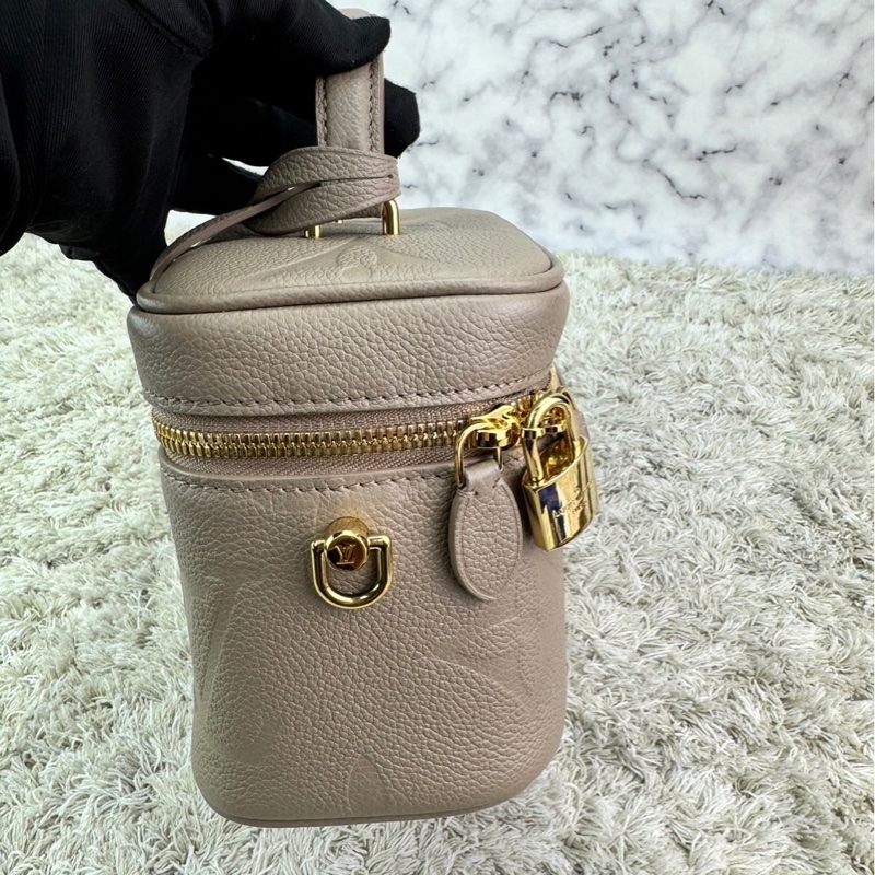 LV  M45608 VANITY PM系列Monogram壓花粒面牛皮手提/斜背包(米灰色）  ⭕️網路參考價$119800元⭕️-11