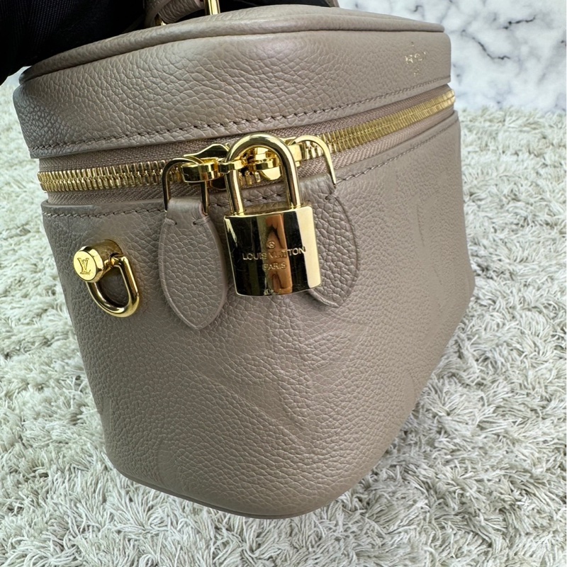 LV  M45608 VANITY PM系列Monogram壓花粒面牛皮手提/斜背包(米灰色）  ⭕️網路參考價$119800元⭕️-12
